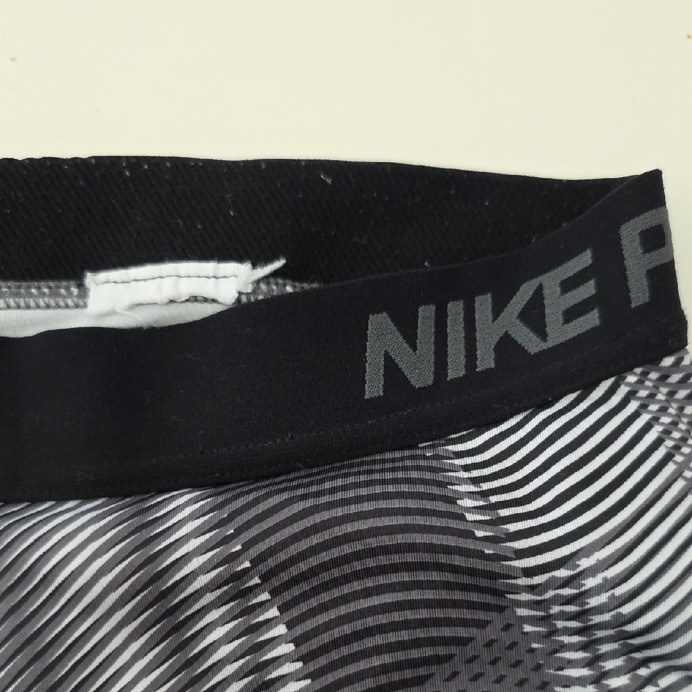 Nike Pro Hypercool Frequency Capri Leggings Black Gray Women Size Medium Gymcore - Picture 4 of 5